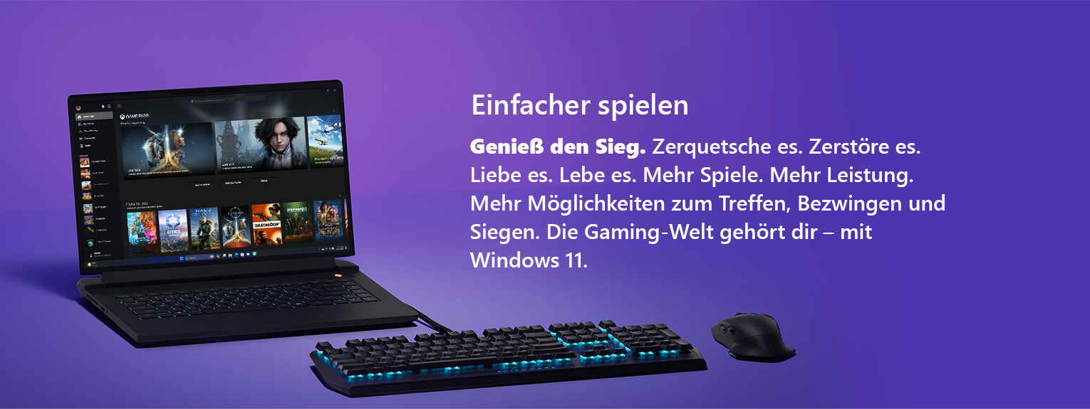 Laptop auf dem der Xbox Game Pass geöffnet ist und welcher mit einer externen Tastatur und Maus verbunden ist