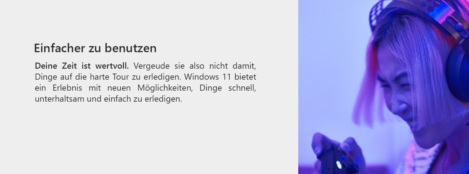Eine Frau spielt euphorisch mit einem Controller und hat ein Gaming Headset auf