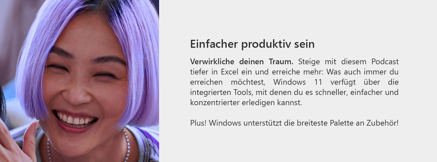 Eine Frau mit lila gefärbten Haaren grinst freudig