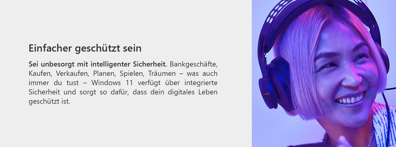 Frau mit Headset schaut über die Schulter und lächelt eine weitere Person an, welche nicht im Bild zu sehen ist