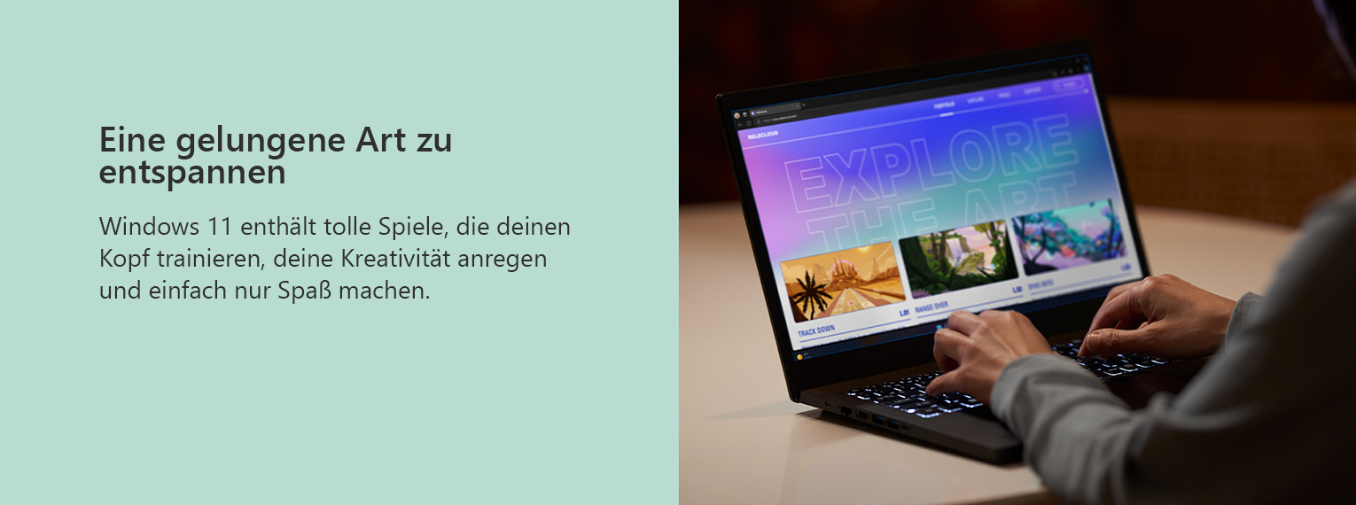Laptop wird von einer Person für Kreativarbeit mit Windows 11 genutzt. Von der Person sieht man nur die tippenden Hände