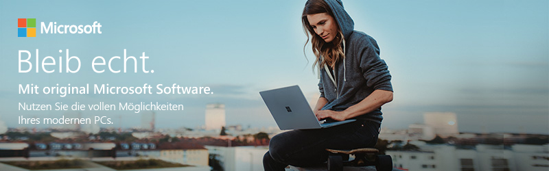 Frau in Kapuzenpullover sitzt auf einem Longboard auf einem Dach mit Skyline im Hintergrund und nutzt ihren Windows Laptop
