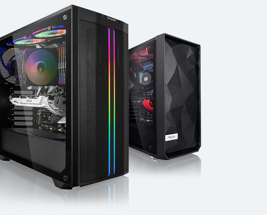 Zwei Office Computer mit RGB-Beleuchtung stehen leicht versetzt nebeneinander