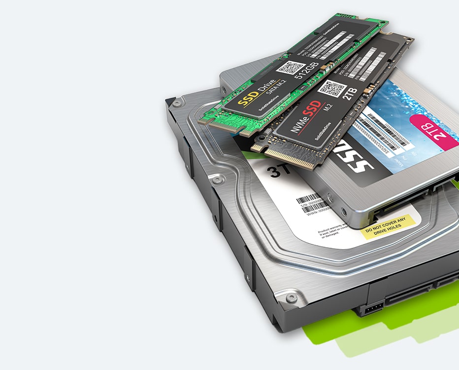 Ein HDD-Speicher, eine SATA-SSD und zwei M.2 SSDs liegen aufeinander