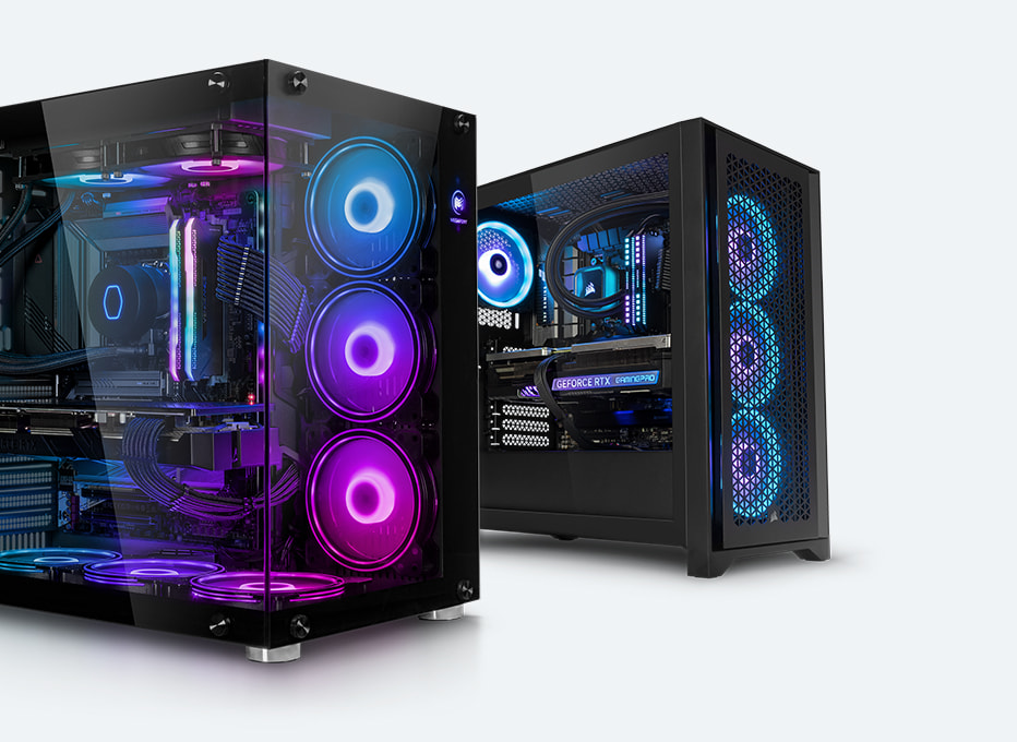 Zwei schwarze Megaport Gaming PCs mit bunter RGB-Beleuchtung stehen nebeneinander