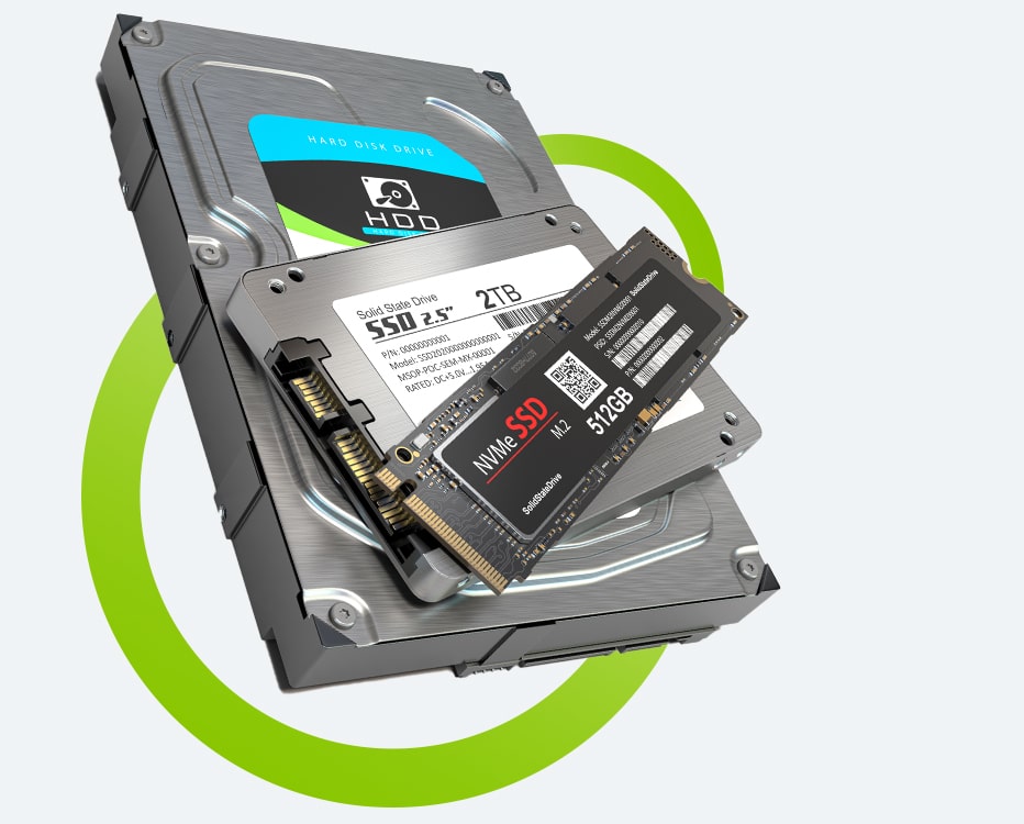 Ein HDD-Speicher, eine SATA-SSD und eine M.2 SSD liegen aufeinander