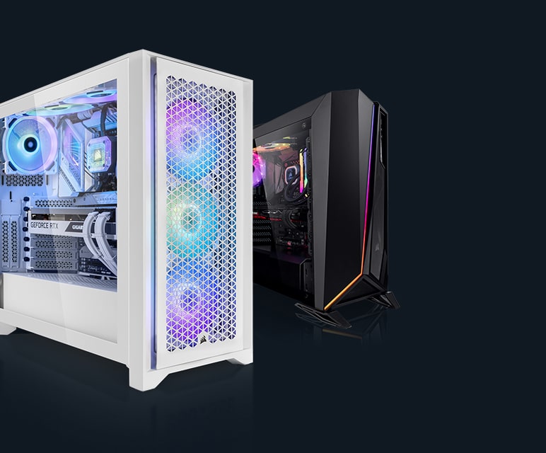 Ein weißes Corsair Gehäuse steht versetzt neben einem schwarzen Corsair Gehäuse, beide PCs haben RGB-Beleuchtung