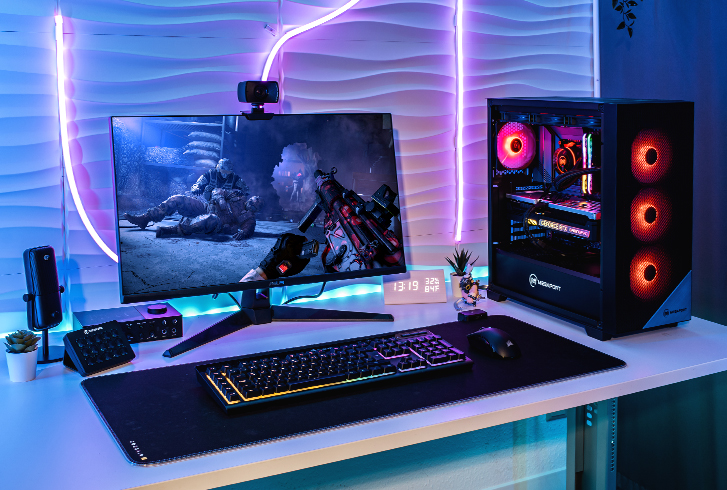 High End PC steht auf Setup, welches mit RGB-Beleuchtung ausgestattet ist und über Streaming Hardware verfügt