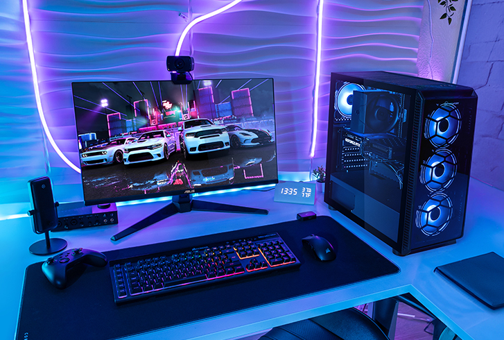 RGB Gaming PC steht auf einem Gaming Setup mit Wandpaneelen und RGB-Beleuchtung im Hintergrund