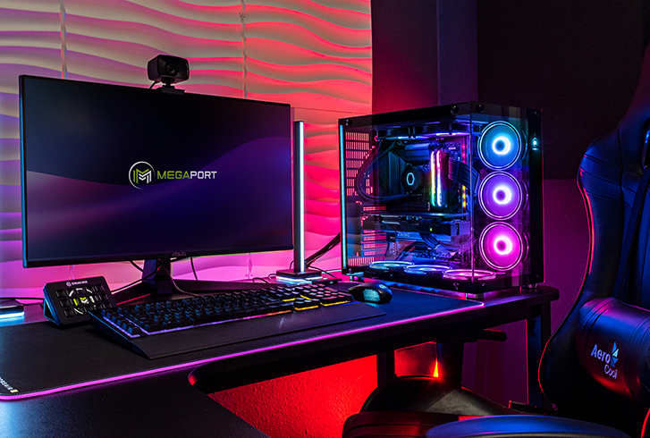 Hochwertiger PC mit RGB-Beleuchtung auf einem Gaming Setup, welches mit viel RGB-Beleuchtung ausgestattet ist