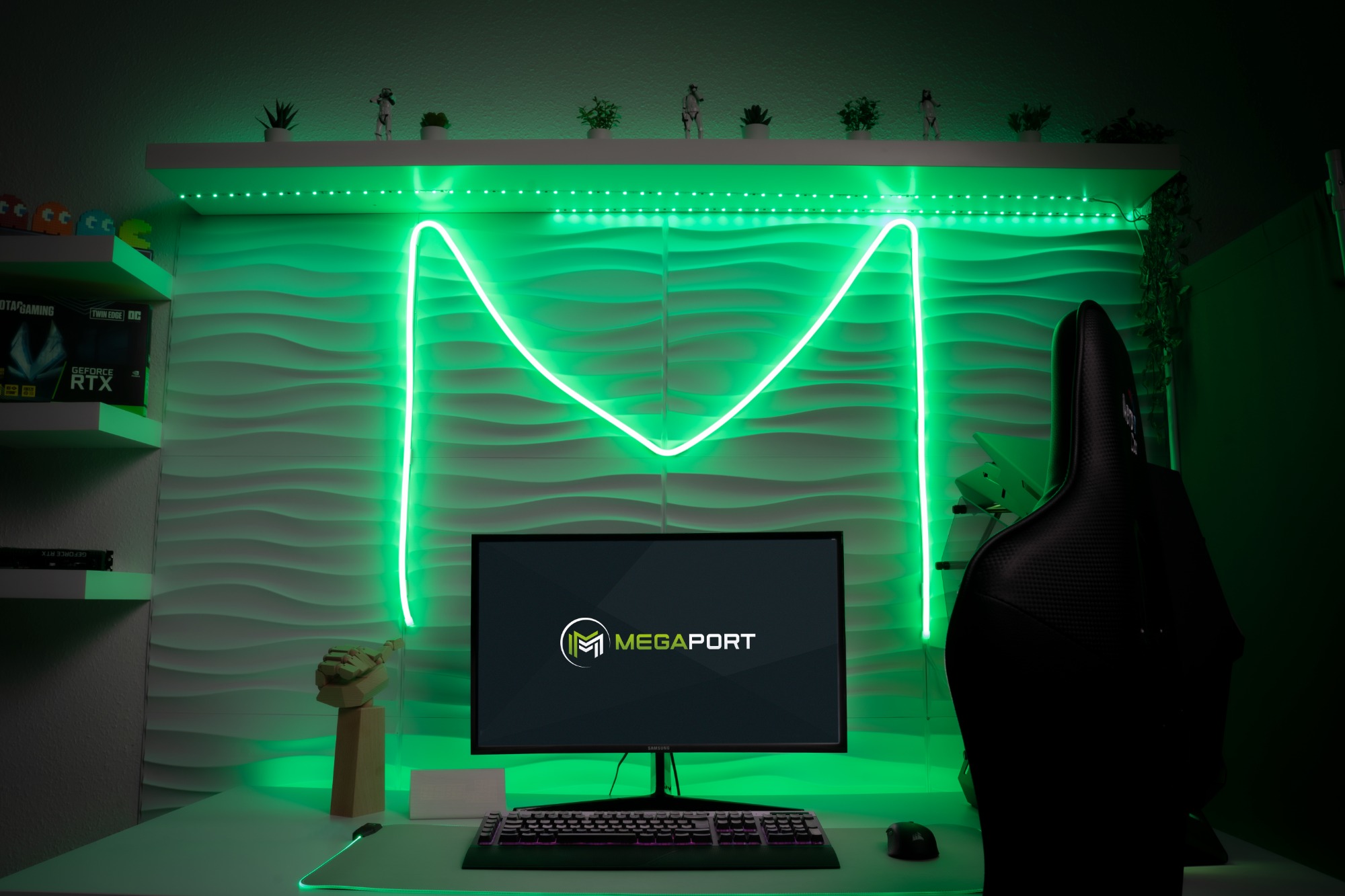 Weißes gaming Setup mit deokrativen LED-Streifen der mit grünem den Buchstaben M formt