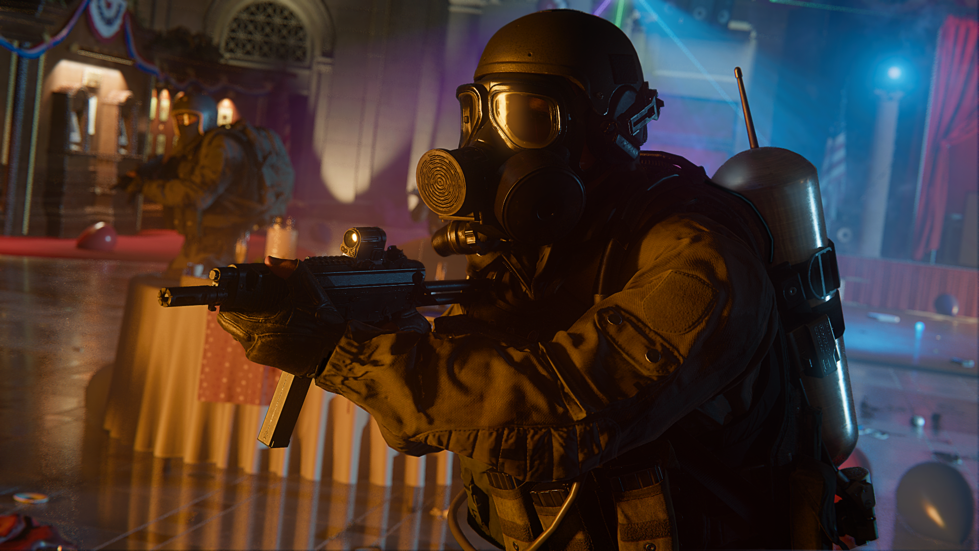 Ein Spieler mit gezogener Waffe, einem Helm mit Gasmaske und einem Tank auf dem Rücken läuft durch einen Saal